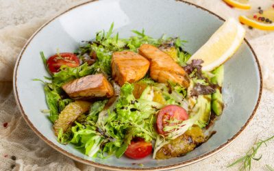 Ensalada de escarola Cuadraspania con aguacate, salmón y limón