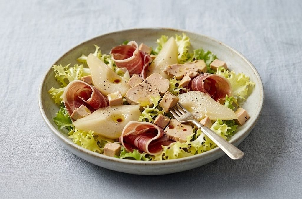 Ensalada de escarola, pera en almíbar, jamón serrano y foie