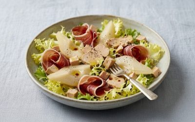 Ensalada de escarola, pera en almíbar, jamón serrano y foie