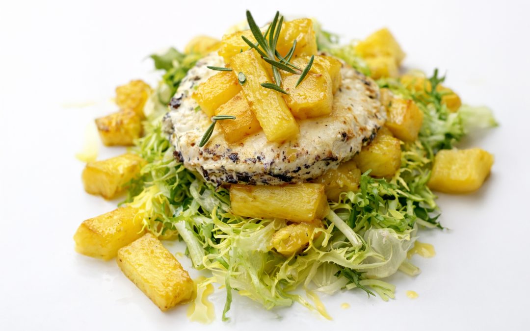 Ensalada de escarola, piña y queso de cabra