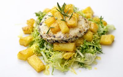 Ensalada de escarola, piña y queso de cabra