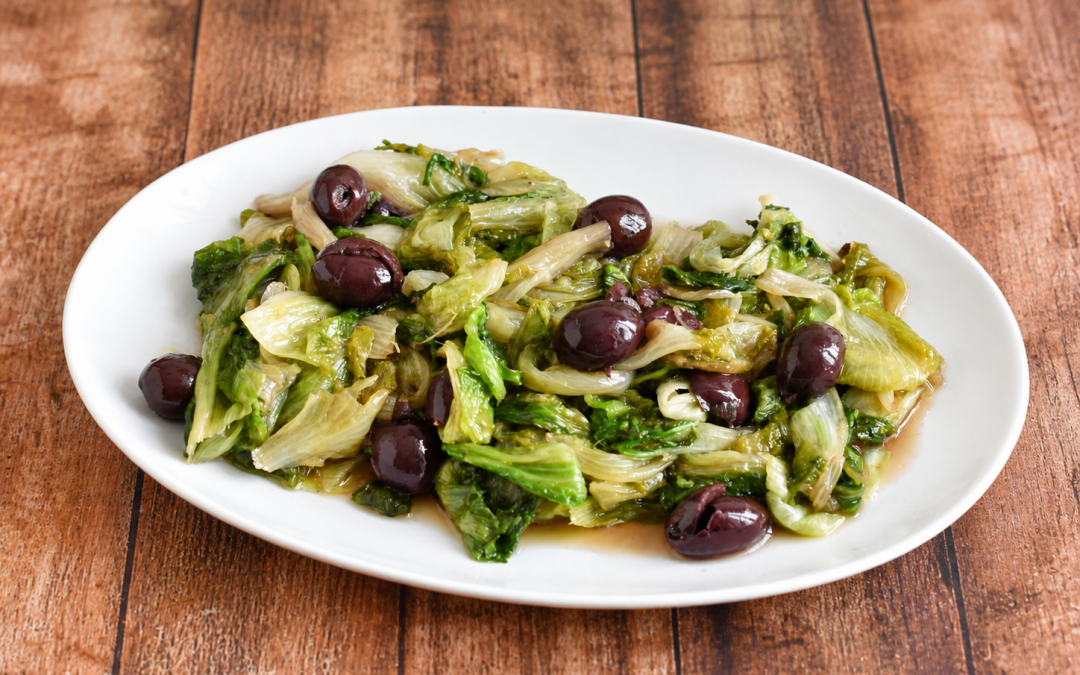 Escarola a la sartén con aceitunas