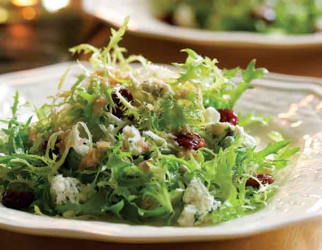 Rizada de ensalada con queso azul, secado cerezas y nuez vinagreta