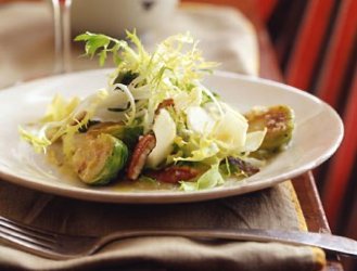 Rizada y ensalada de endivias con coles de Bruselas caliente y nueces tostadas