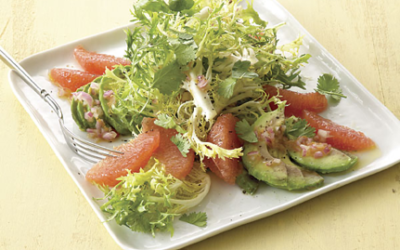 Frisée, aguacate y ensalada de pomelo