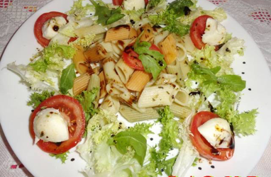 Ensalada de escarola y pasta con mozzarella
