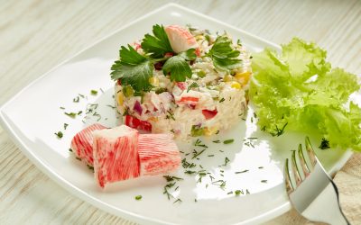 Ensalada de arroz con escarola y palitos de surimi