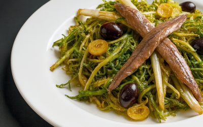 Escarola salteada con ajo, anchoas, pimentón y aceitunas negras