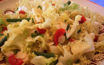 Ensalada mediterranea con corazón de escarola rizada