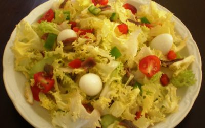 Ensalada coloreada con corazón de escarola rizada