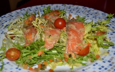 Ensalada de salmon marinado con escarola, salsa de mostaza y piña