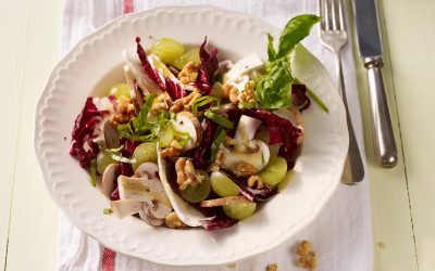 Ensalada de lechugas con uvas moscatel, queso viejo y champiñones
