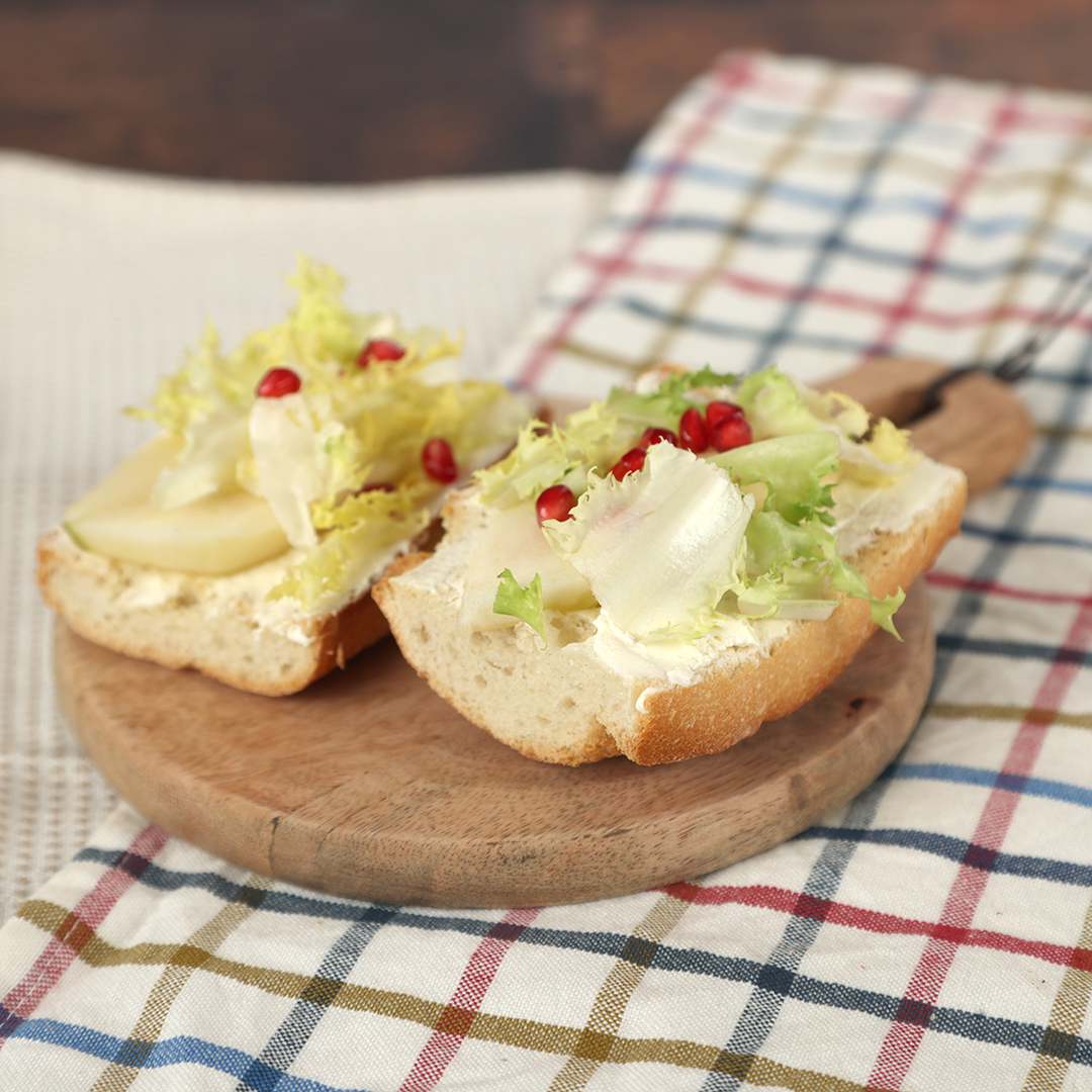 tosta de pera, queso azul y escarola
